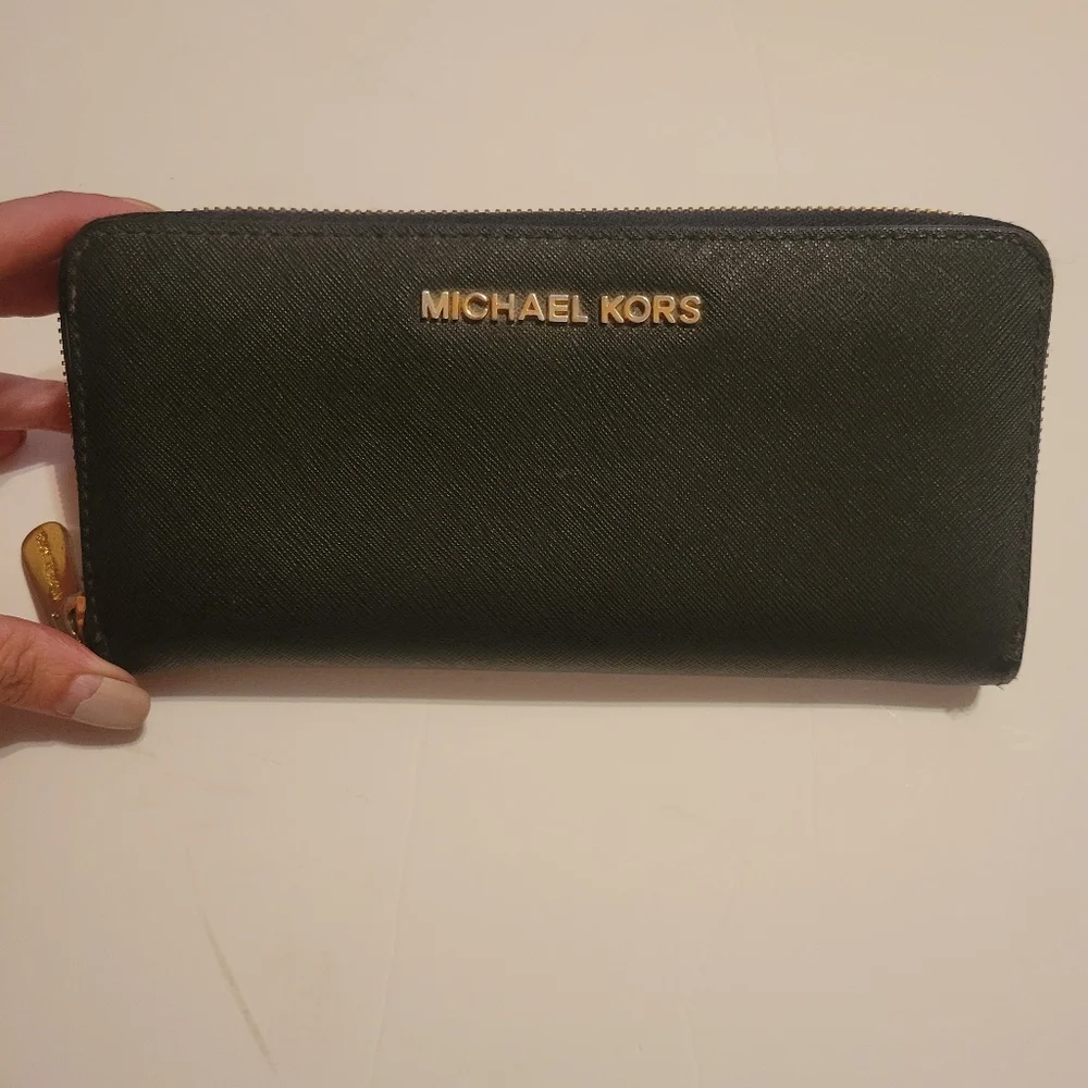 Michael Kors Jet Set Zip Around Large Wallet EUC Minimalist Neutral Staple Piece